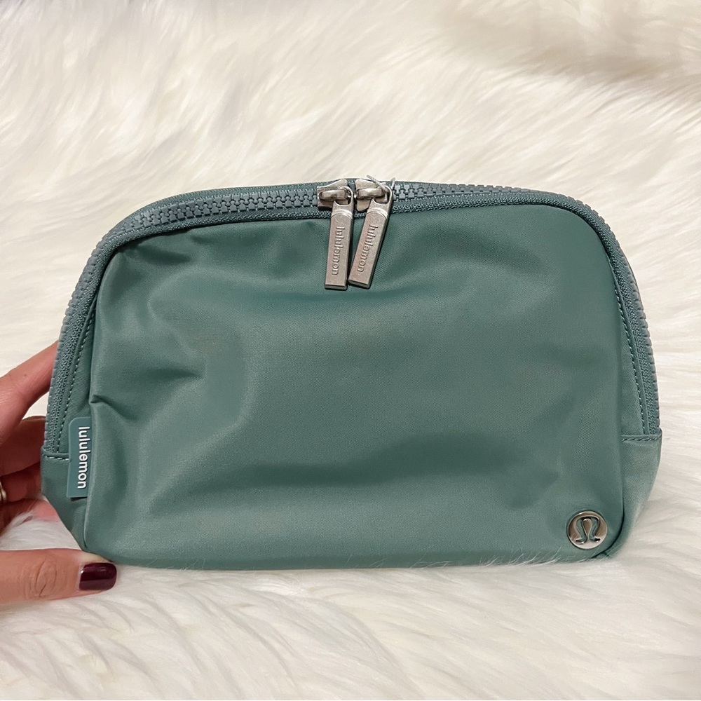 Lululemon • Everywhere Belt Bag 2L - Picture 4 of 5
